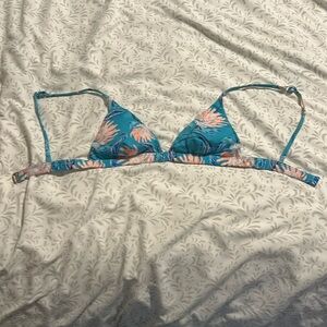 Small midori triangle top in very condition, includes removable pads.